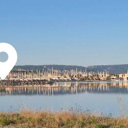 Blick auf den Yachthafen und den WoMo-Stellplatz.