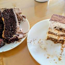 Pause im Café bei Tiramisu und Schokotorte