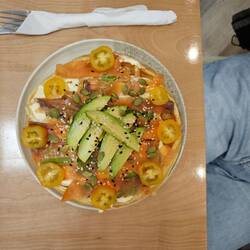 Waffeln mit Frischkäse, Avocado und Lachs für Cobi