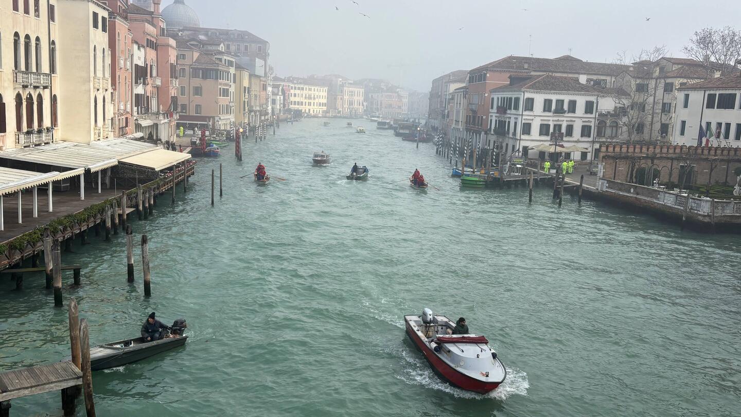 Vor dem Bahnhof die Brücke über den Canale