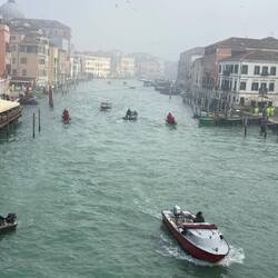 Vor dem Bahnhof die Brücke über den Canale