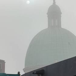 Die Sonne versucht den Nebel zu durchdringen