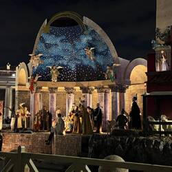 Krippe am Petersplatz mit Petersdom und Obelisk