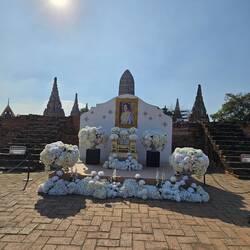 auch hier wird wieder, wie im ganzen Land, der Königin Mutter gedacht