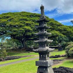 Steinlaternen (Tōrō): Stehen für Führung, Schutz und spirituelles Licht.