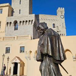 Vorm Fürstenpalast steht ein Denkmal für Francesco Grimaldi, genannt "der Listige", der ...
