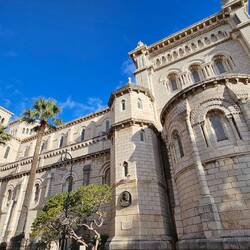 Sie wurde von 1975 bis 1911 im neoromanischen Stil errichtet ...