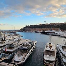 Eng vertäut nebeneinander liegen die Luxusyachten im Port Hercules.