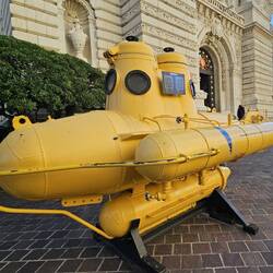 Vor dem Museum liegt ein kleines gelbes Tauchboot. Wem man doch früher so sein Leben anvertraut hat?