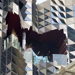 kleine Dreiecksfenster und eine ungewöhnliche Balkonöffnung