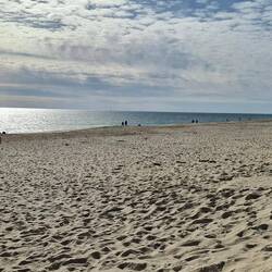 Ausgedehnter Sandstrand zu beiden Seiten...