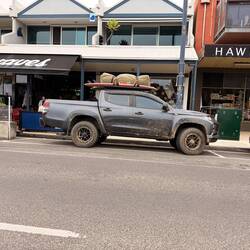 ...so fahren die da herum, immer das Surfbrett 🏄 am Auto 😅🤙