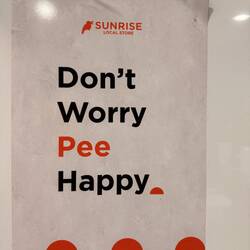 ...Hinweisschild in der Toilette... lustige Zapfen, die Aussis😅🤪