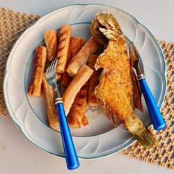 Gefangener Fisch mit Nudeln im Blätterteig