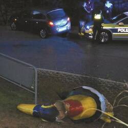 ....dieser wurde von einem Betrunkenen auf einem Kreisverkehr überfahren!🤔