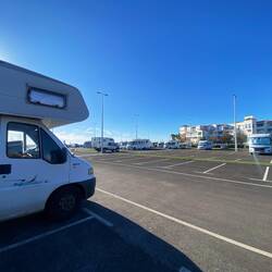 Unser Übernachtungsplatz - ein schnöder Parkplatz ohne alles aber immerhin fast mit Blick aufs Meer