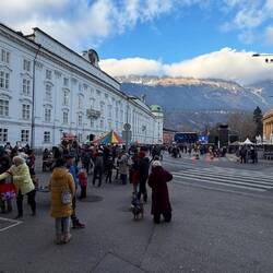 Überall Menschen die spiele gespielt haben. So lebendig