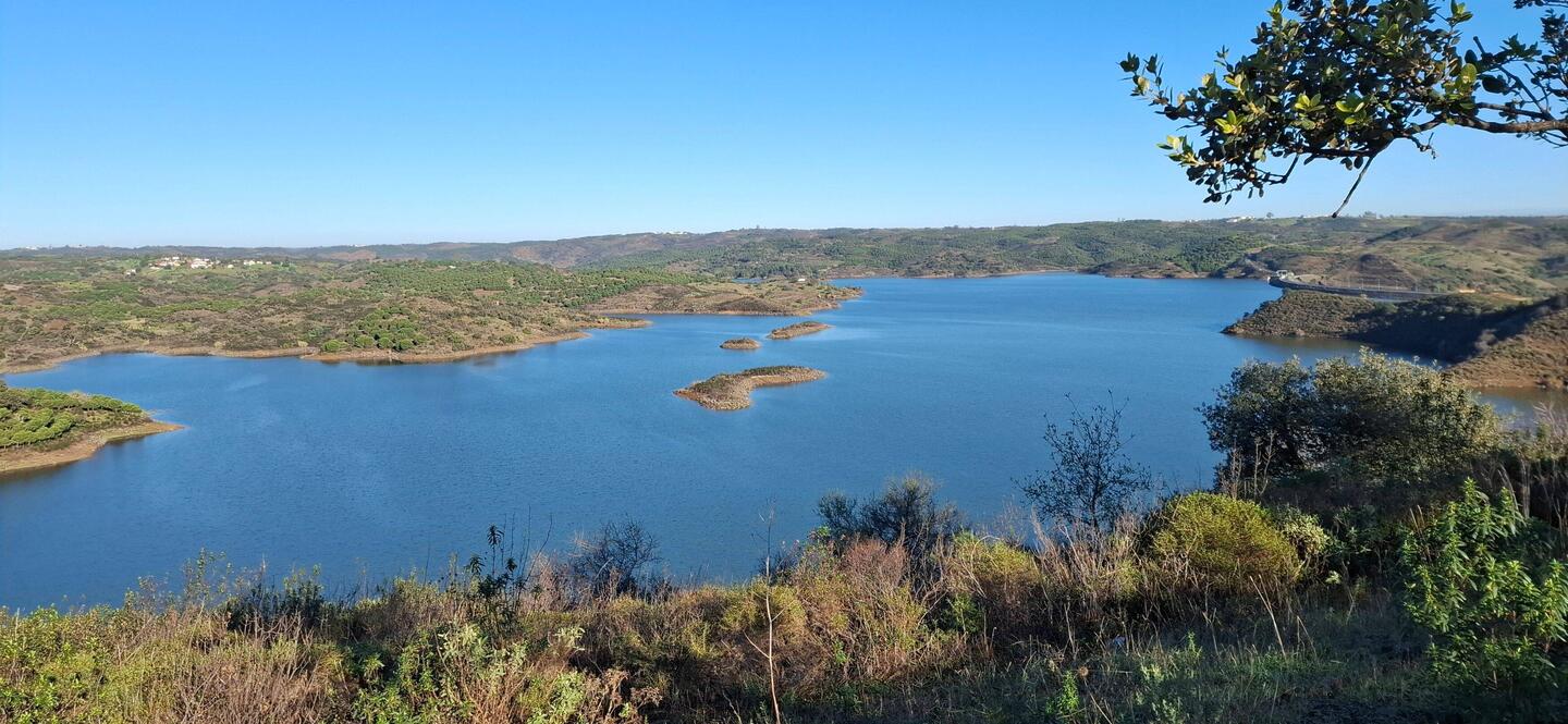 Schön eingebetterter Stausee