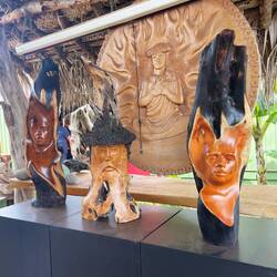 Von dem Künstler Dale Zarella aus dem Holz der abgebrannten Stadt