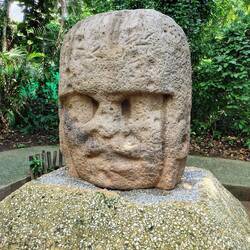 Am bekanntesten sind die überdimensionalen Kopf-Skulpturen, hier: der junge Krieger.