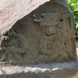 ... mit kunstvoll gearbeitetem Relief ...