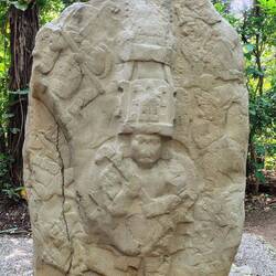 ... eine Stele (Estela del Rey) ...