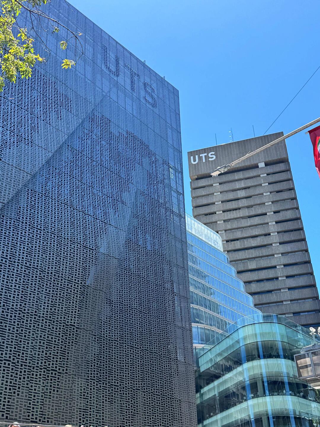 Links die IT Abteilung der UTS - auch Käsereibe genannt 🧀