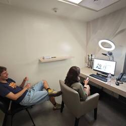 Telemedizinischer Kontakt in der Klinik, damit Elena ihre Medikamente bekommt