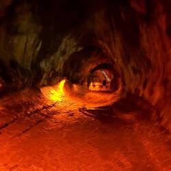 Eingang zum Lavatunnel