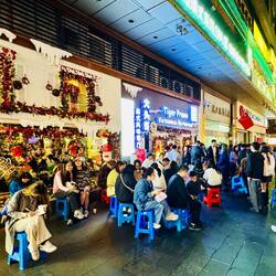 Lange Schlange vor einem vietnamesischen Restaurant. "Meckt halt hier gut" 🤷🏻‍♂️🙃