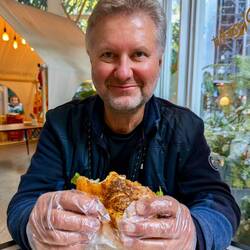Zum Burger gibt's Handschuhe für die, die nicht essen können. 😜