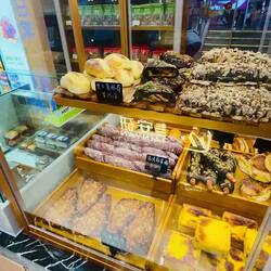 Kann man mal essen. Ist aber im Prinzip meist süßer "Trockenpups" 🫣