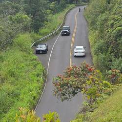 Hier ist die Straße noch einigermaßen breit