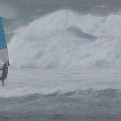 Sportler in den Wellen