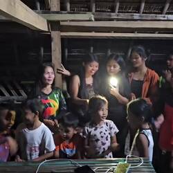 Kinder vom Dorf singen für uns, da darf eine kleine Spende natürlich nicht fehlen.