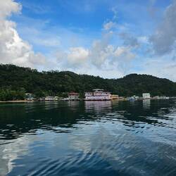 Immer wieder kleine Siedlungen.