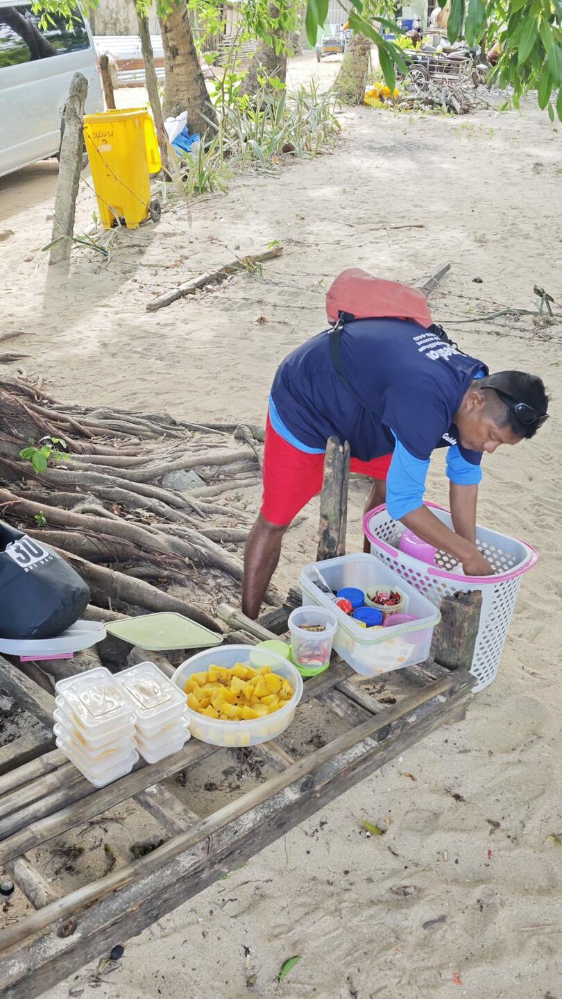 Rex - unser Guide - bringt Frühstück vor der Abfahrt.