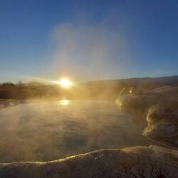 Ein weiterer toller Morgen. In Badehose geht es morgendlich durch frostige Temperaturen zur Quelle🥶