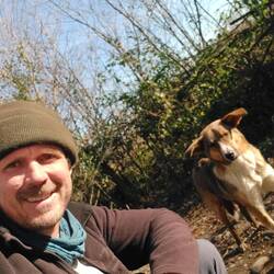 2km folgt der kleine Streuner mir. Ein Leckerchen zum Abschied muss drin sein.