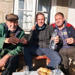 Dann werde ich abgefangen. Gibt Chacha. Gemein gefährlich! Die Kerle waren echt nett.