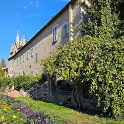 Im ehemaligen Küchen- und Kräutergarten des Klosters blüht es ...