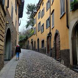 Bergamo: climbing to the upper city.