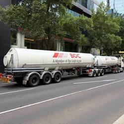 ein rieeesiger Tanklaster mitten in der Stadt