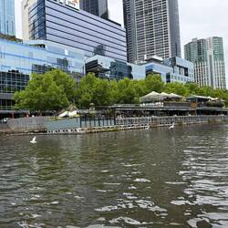 Ein schwimmendes Restaurant.