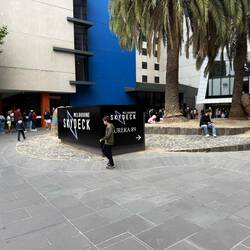 eine endlose Schlange zur Aussichtsplattform im 88. Stock