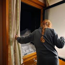 Die nackten Füße mussten in den frischen Schnee