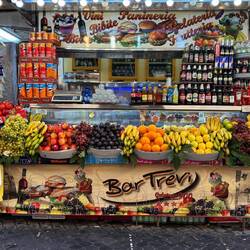 Auch auf kleinen Strassenstandeln ist Obst wunderschön arrangiert