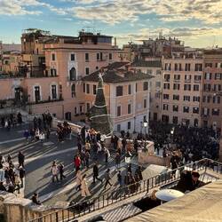 Mit herrlichem Blick auf das Treiben auf der spanischen Treppe