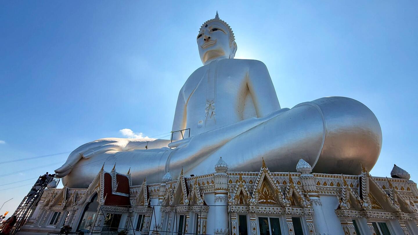Le grand bouddha de Mukdahan haut de 84 mètres