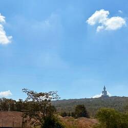 Le bouddha géant au loin sur sa colline 😍